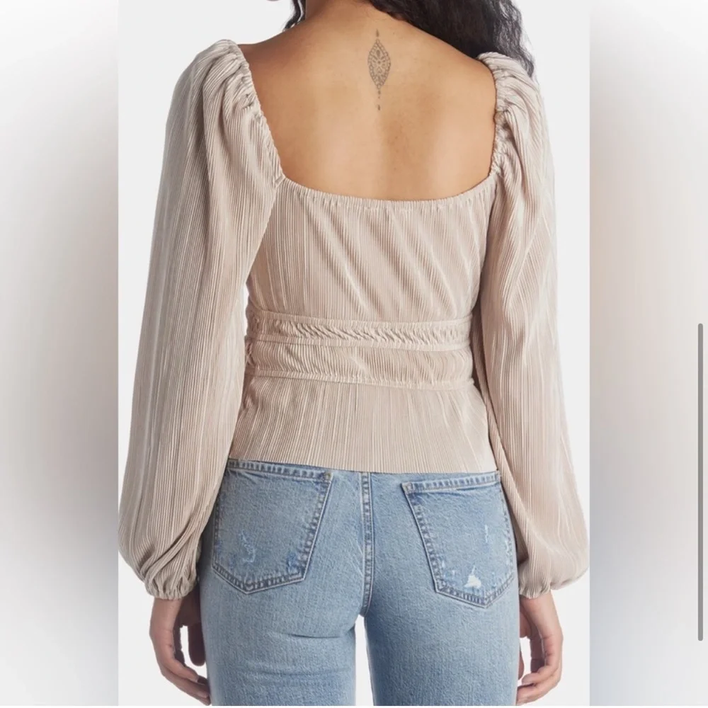 ASTR the label champagne pearl long sleeve pleated blouse